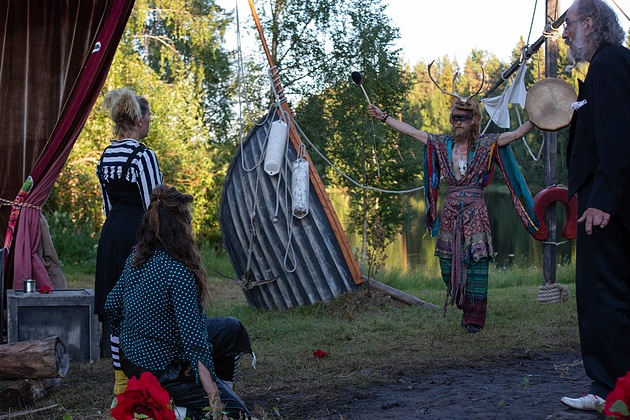 Biljetter Till Grundstötning I Paradiset Skogsnästeatern Hos Kulturbiljetter 2431